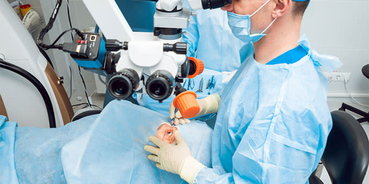 How to Select the Best Lens Implantation Surgeon in Noida: Key Considerations